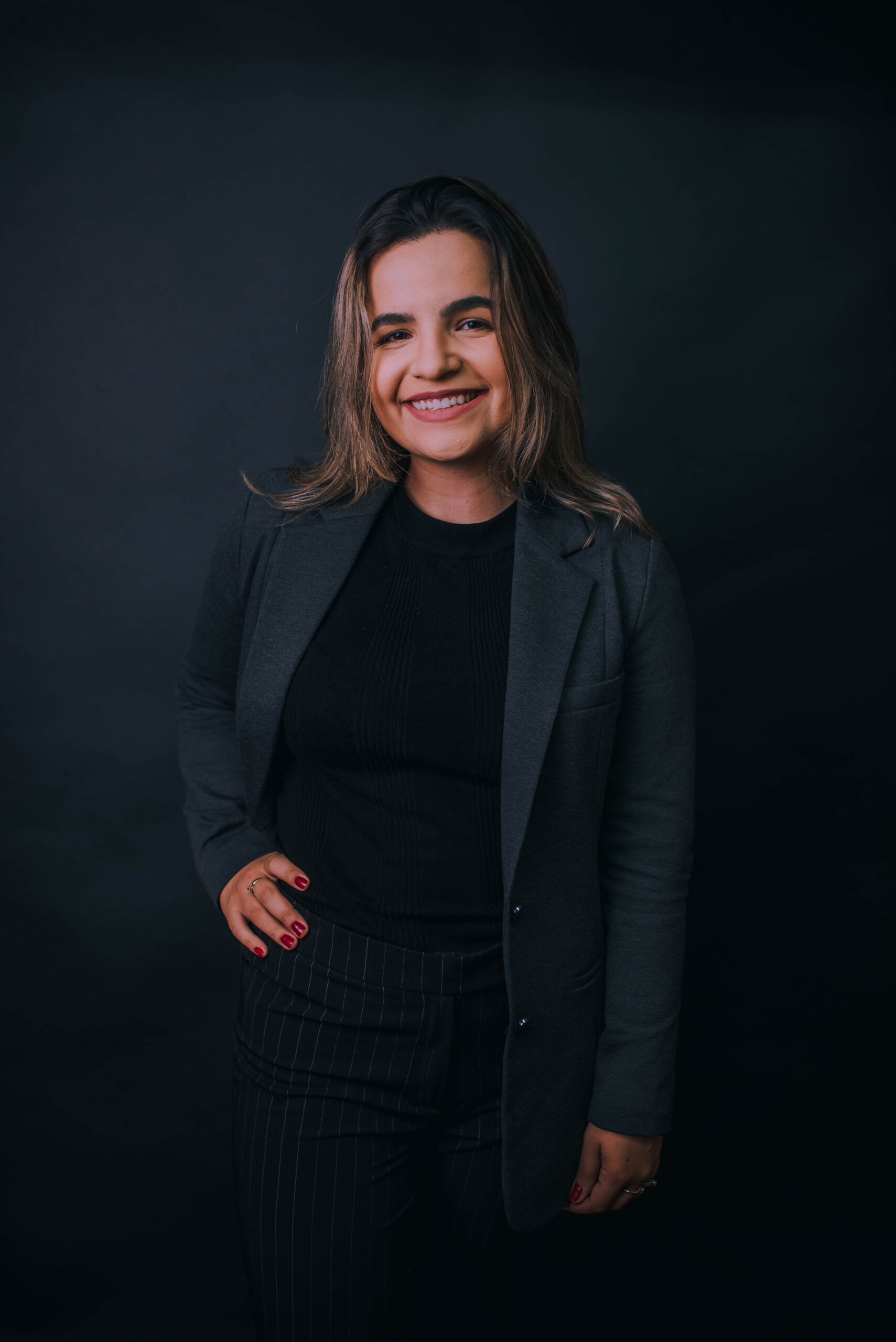 A imagem mostra uma mulher, advogada em Pelotas - RS, Bruna Castro. Ela é atuante em Direito Cível, Previdenciário e de Família